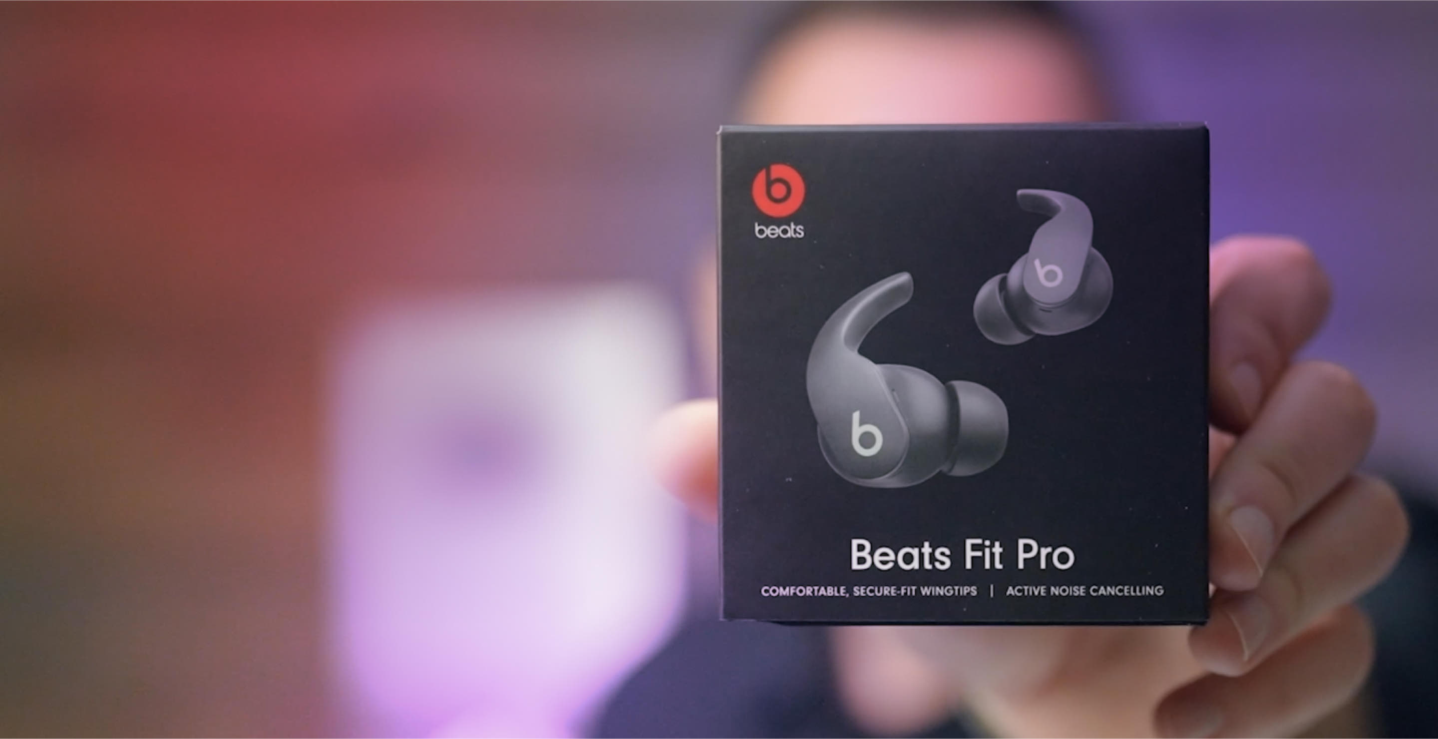 手握 Beats Fit Pro 实拍图