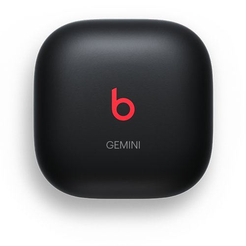 白色背景下带镌刻的 Beats Fit Pro 耳机盒