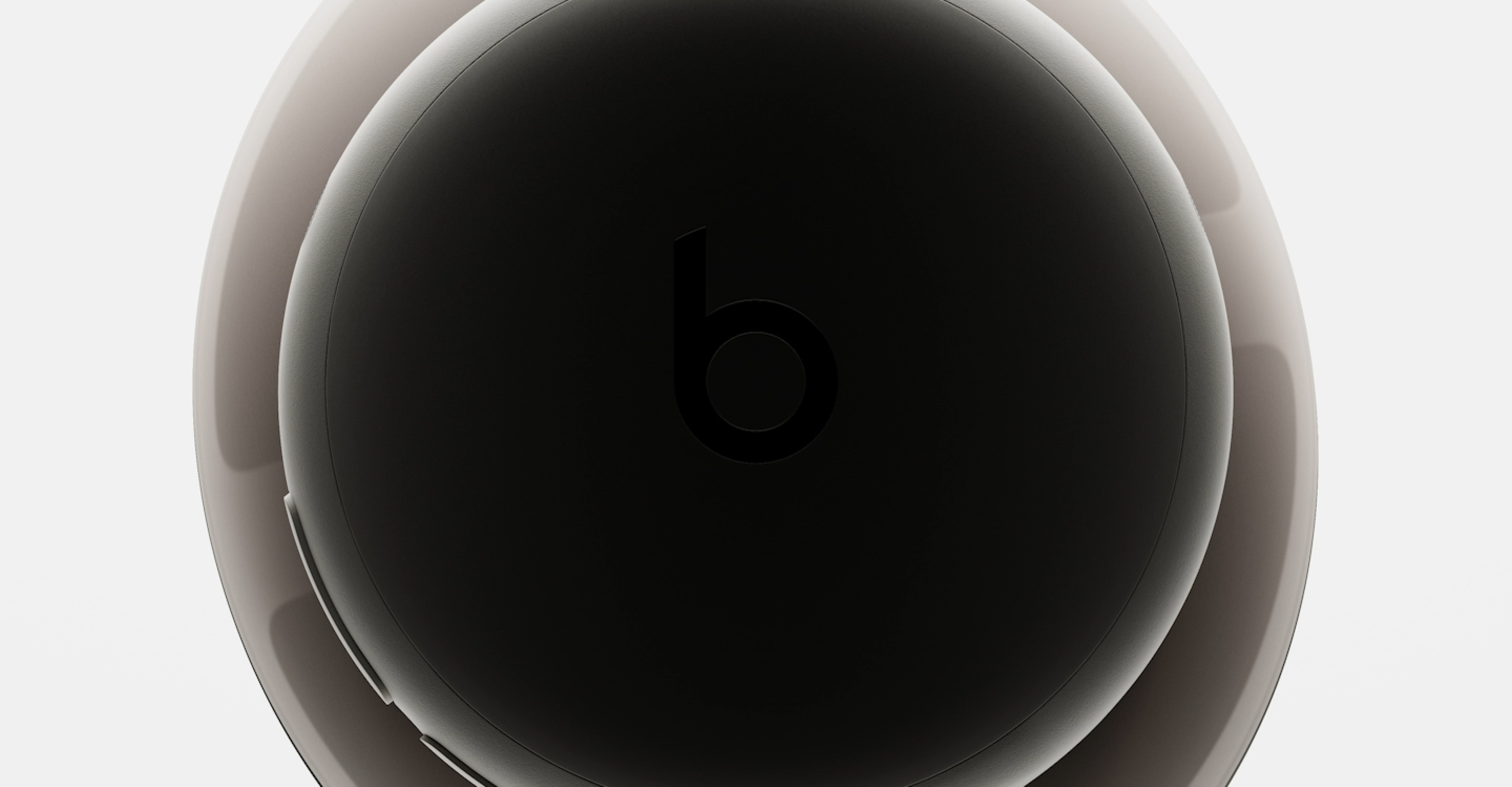 Beats 360 头戴式耳机的特写，展示耳罩和头梁软垫的可更换特色。