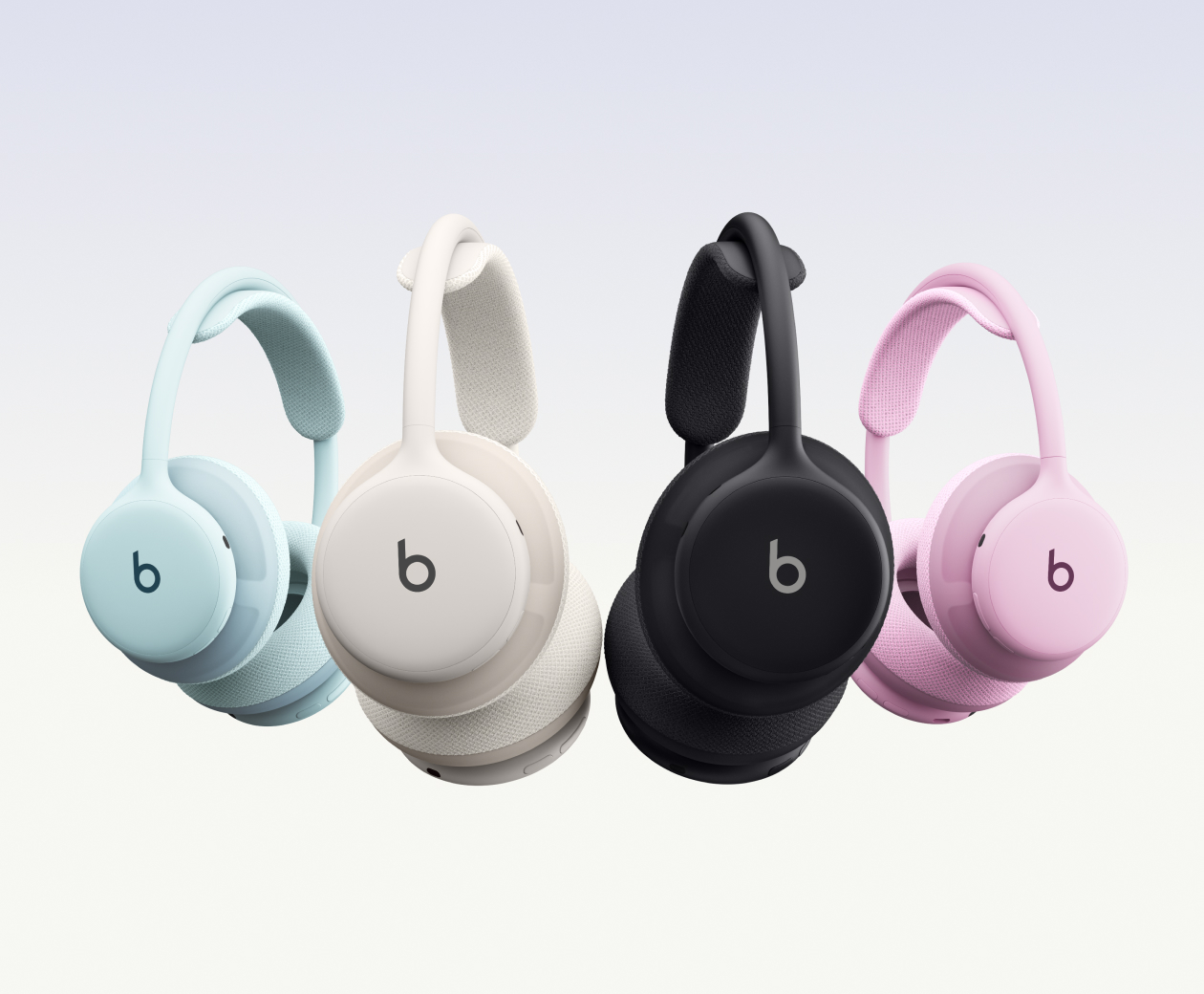 Beats 360头戴式耳机展示了四种颜色阵容——晴空蓝色、云白色、黑色和粉色——每款均搭配同色机能编织耳罩套件。