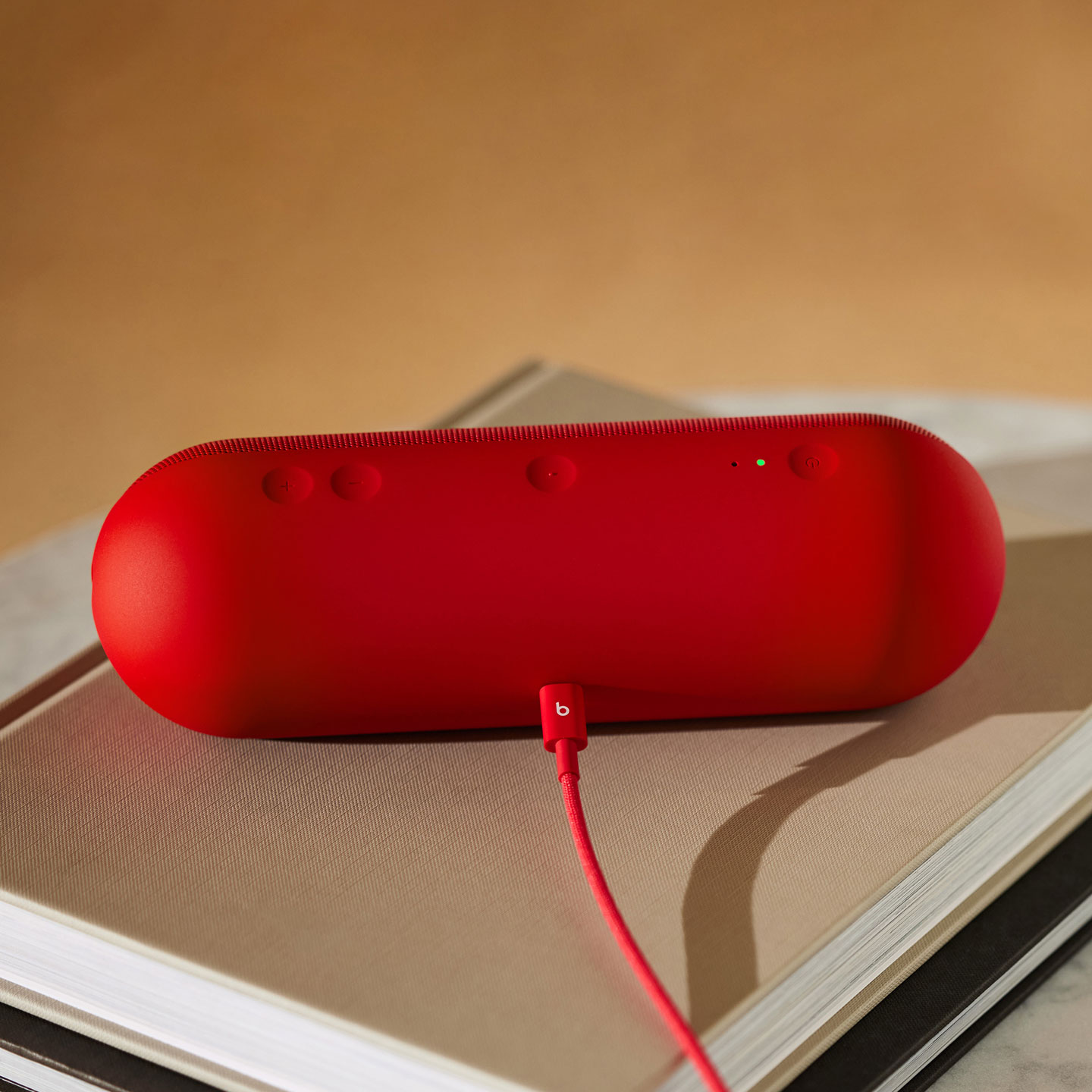 劲速红 Beats USB-C 转 USB-C 编织连接线插入经典红 Beats Pill。