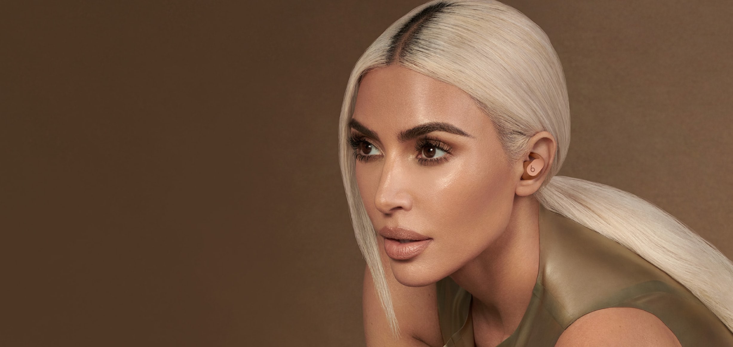Kim Kardashian 佩戴沙丘色 Beats Fit Pro。