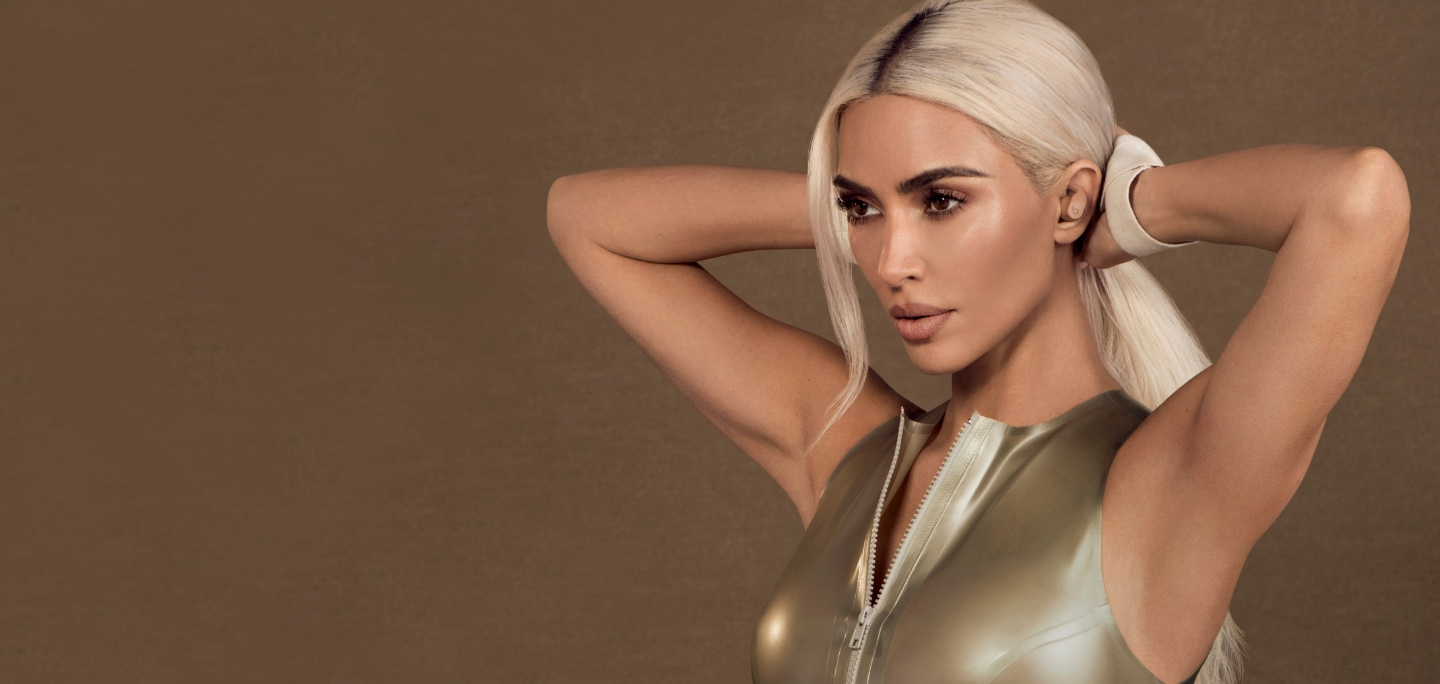 Kim Kardashian 头扎马尾辫,佩戴沙丘色 Beats Fit Pro。