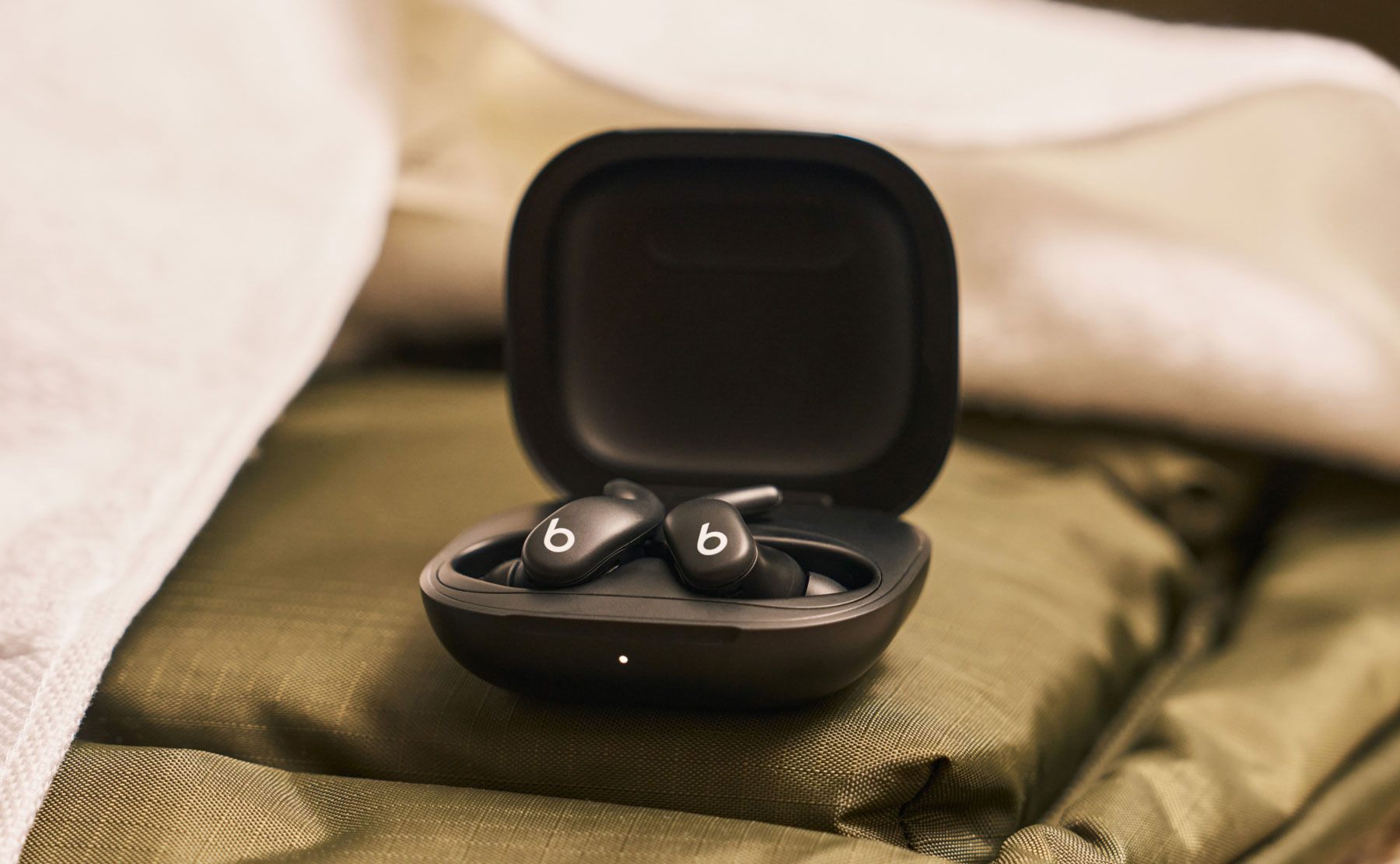 充电盒中的 Powerbeats Fit