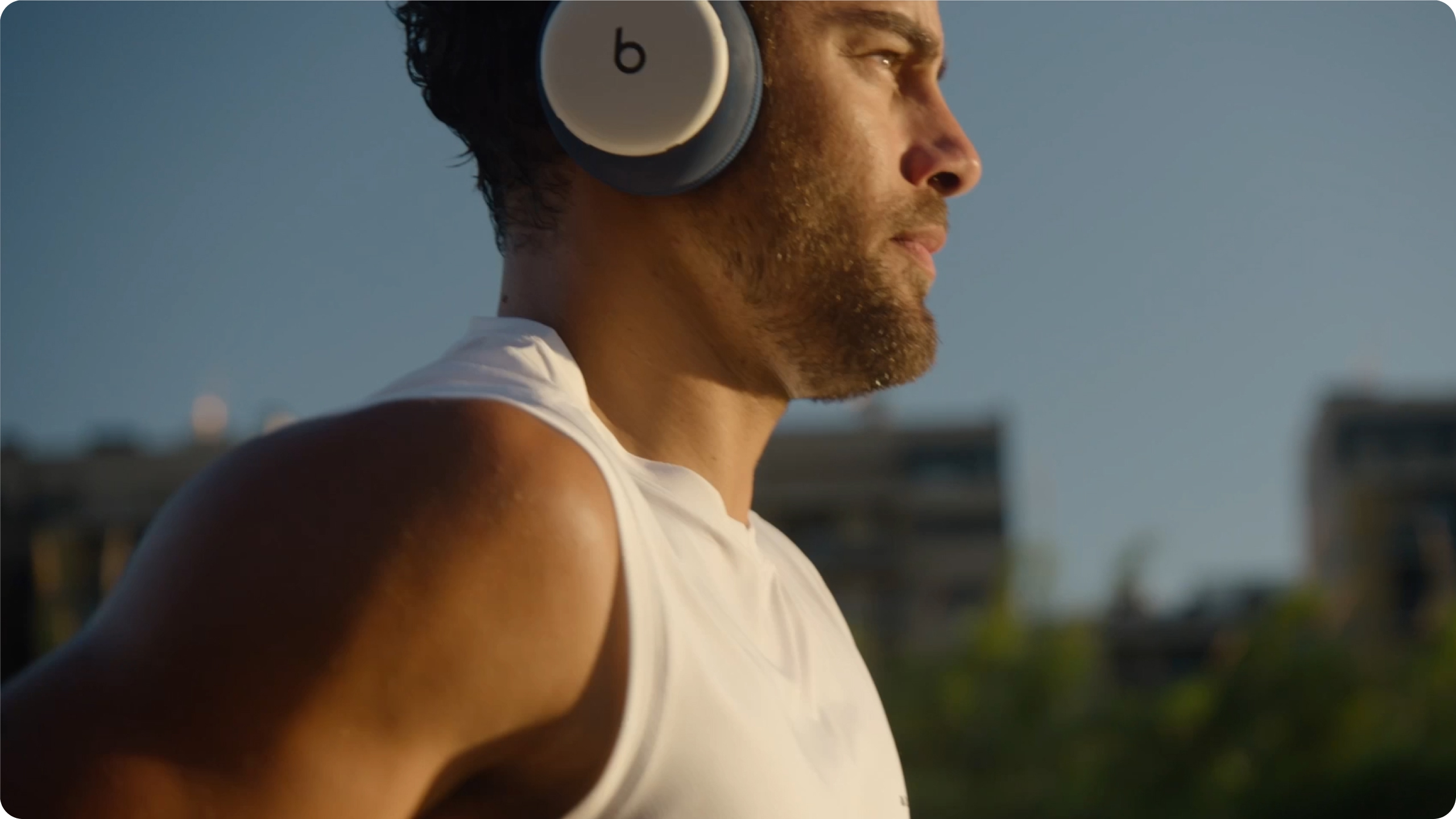 一人戴着配备可更换耳罩的 Beats 360 头戴式耳机