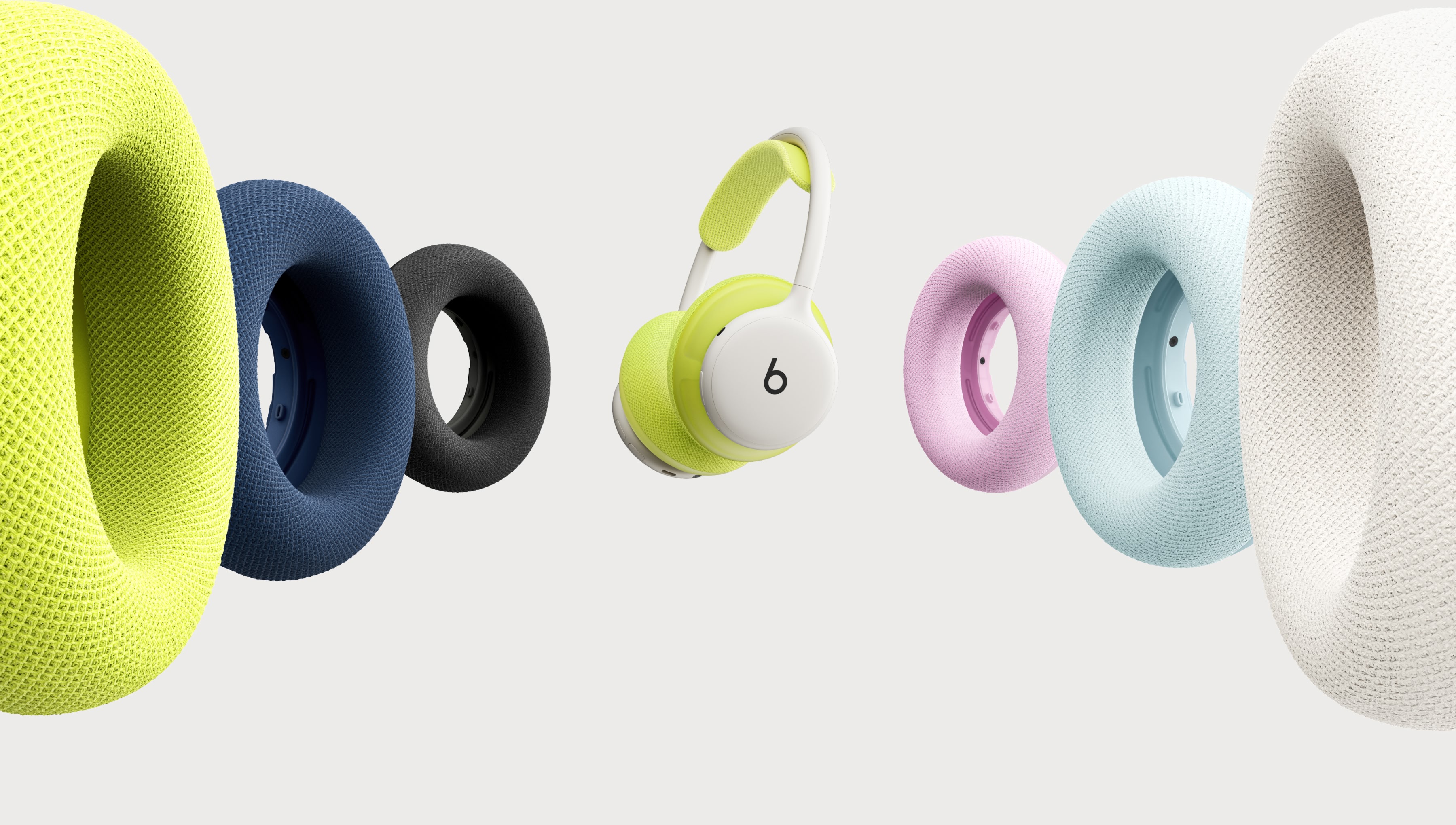 黑色 Beats 360 头戴式耳机，展示可更换耳罩的颜色选项