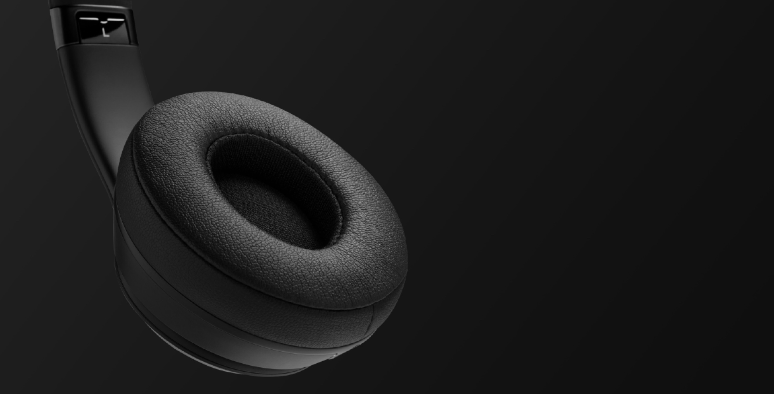 玫瑰金色 Beats Solo3 Wireless 头戴式耳机特写