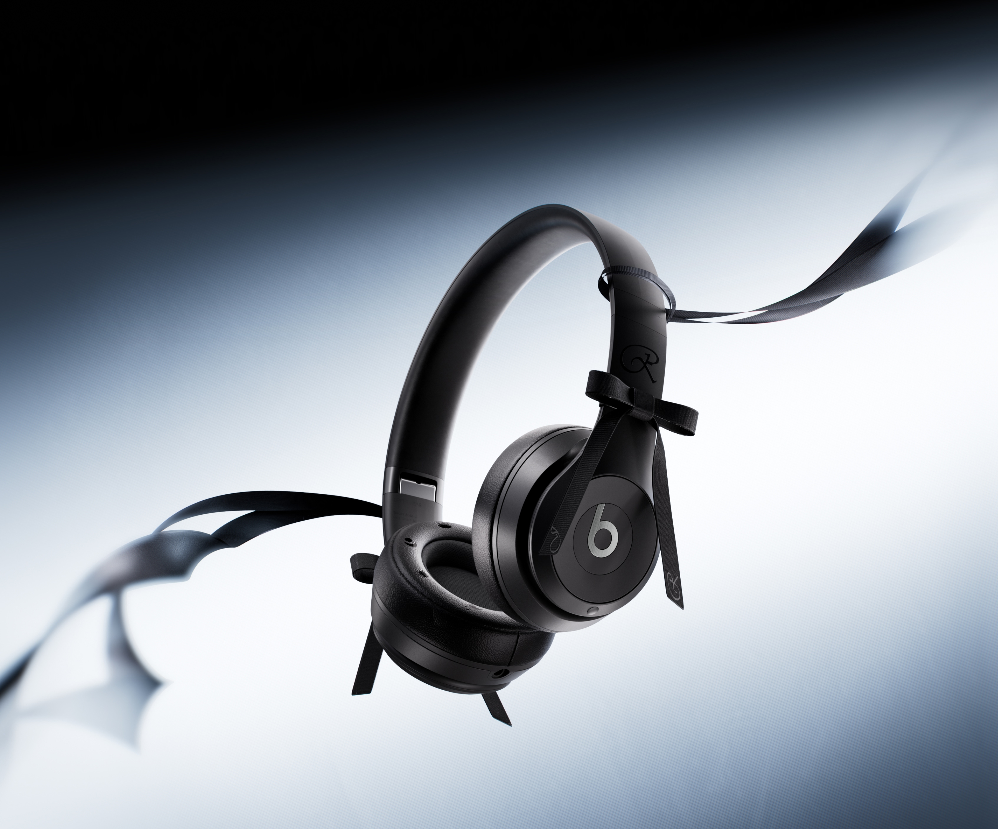 玛瑙黑色 JENNIE 特别版 Beats Solo 4 悬浮在渐变色背景前。