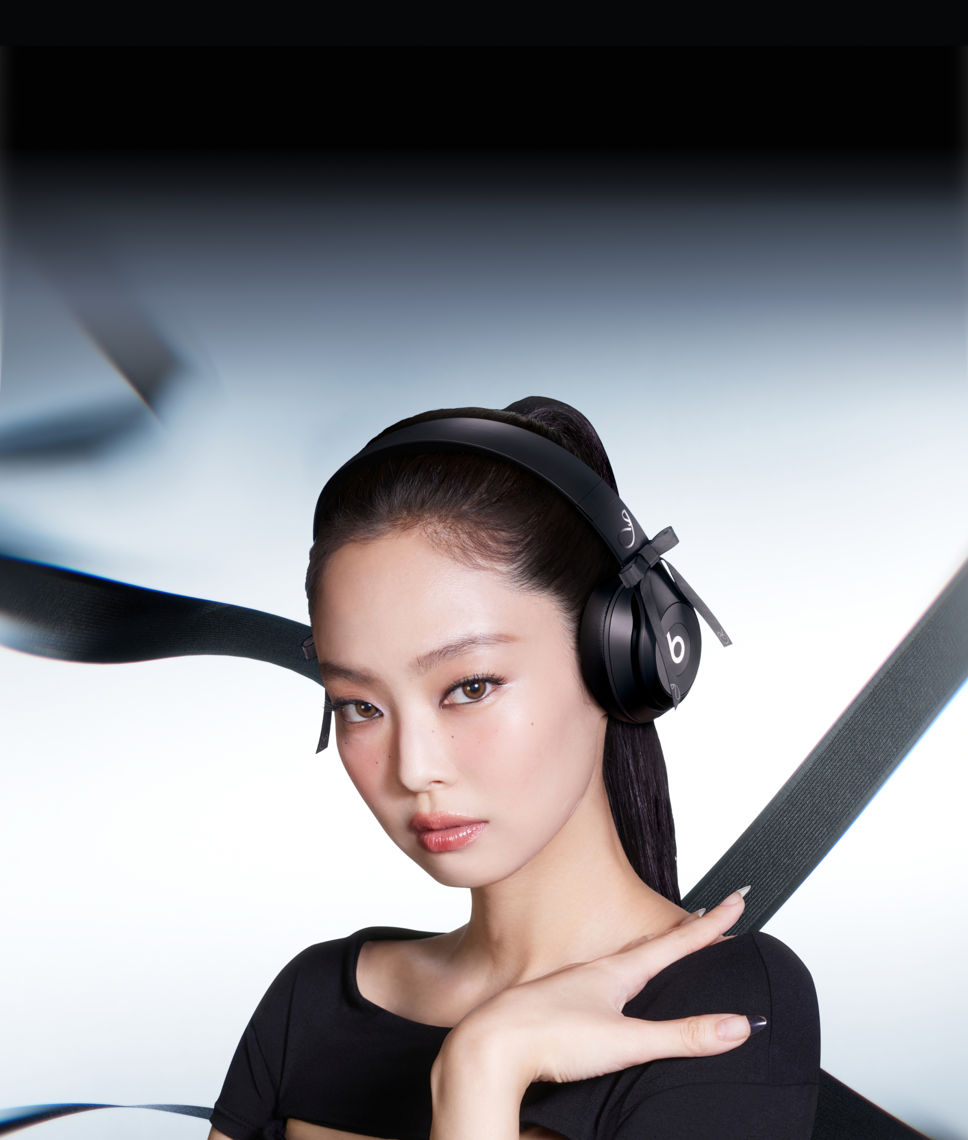 Jennie Kim 在渐变色背景前佩戴 JENNIE 特别版 Beats Solo 4 玛瑙黑色