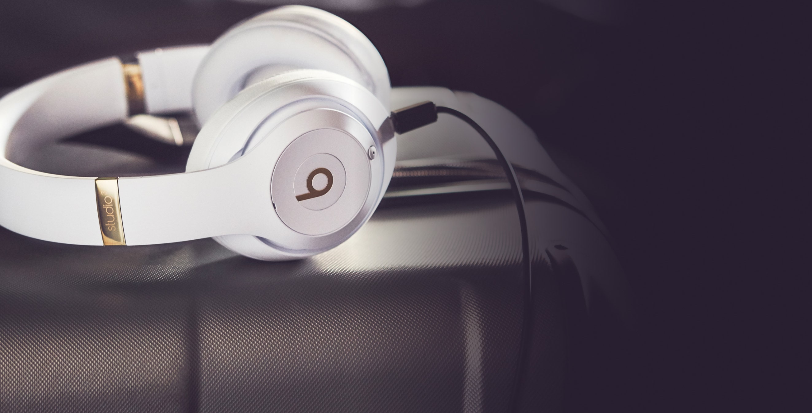 使用 Beats Studio3 Wireless 的女性生活方式图像