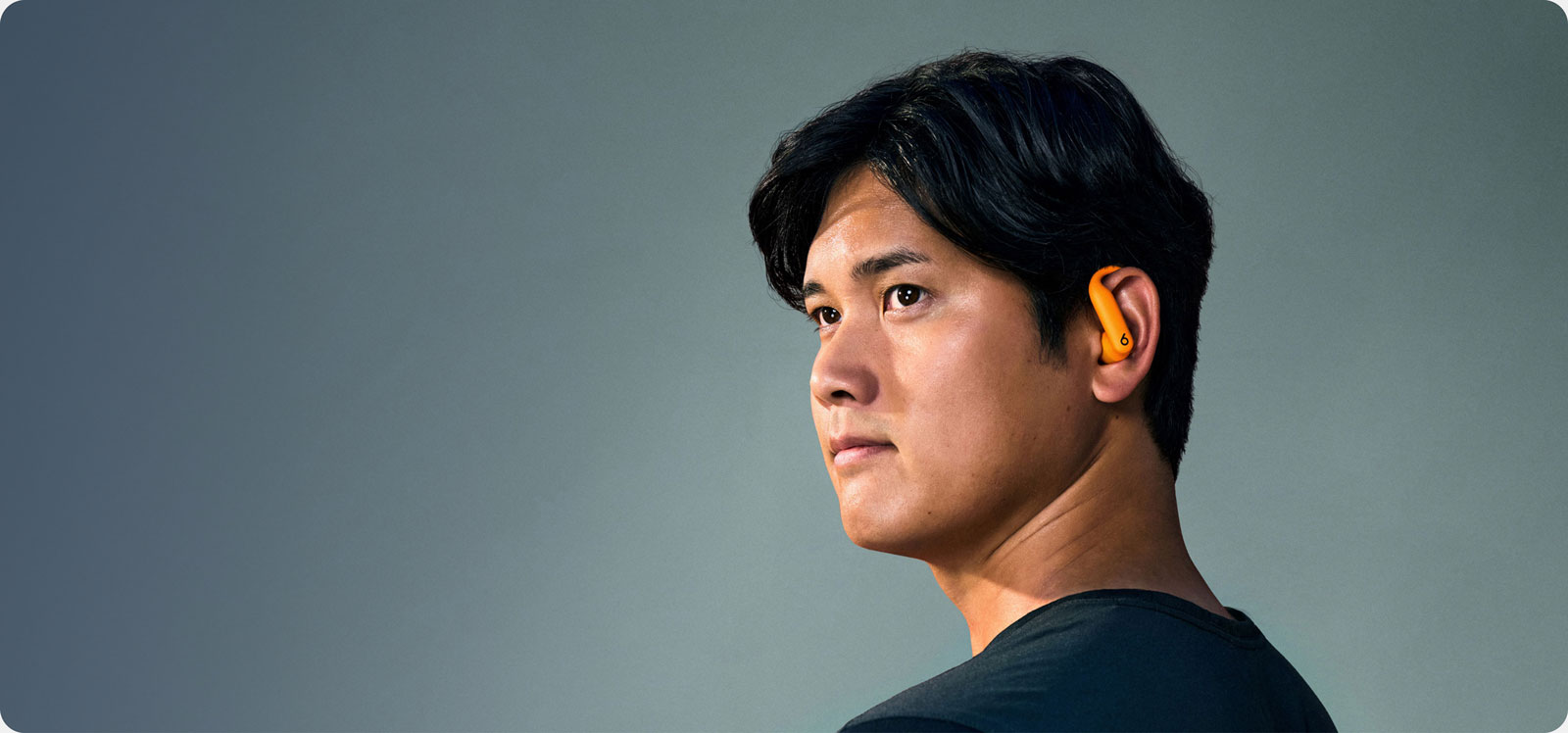 音乐发烧友代表 Shohei Ohtani 佩戴着 Powerbeats Pro 2
